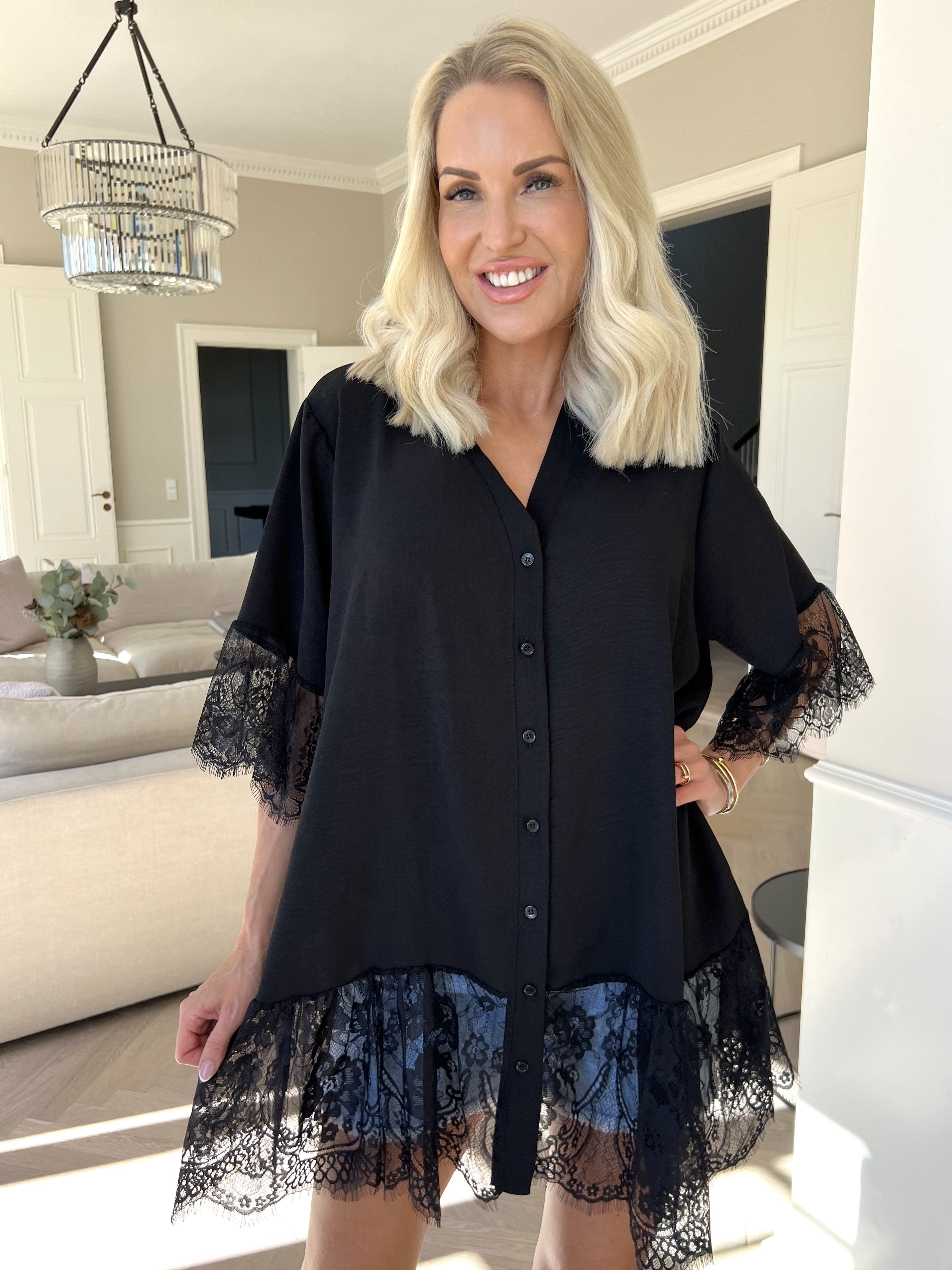 Asta - Sød tunika i viskose med knapper og flæsekanter